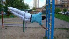 Балуемся на спортплощадке
