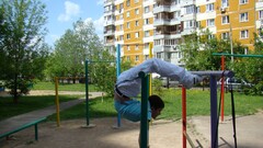 Балуемся на спортплощадке