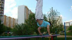Балуемся на спортплощадке
